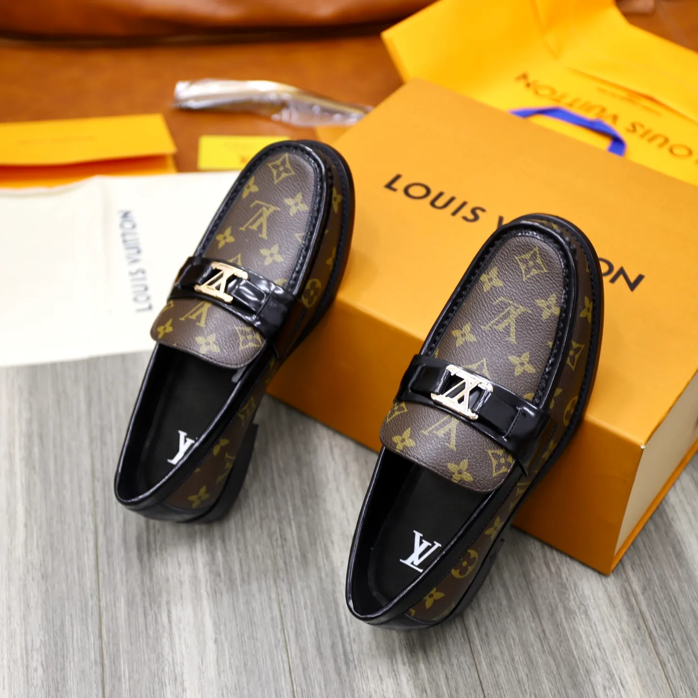 Men's shoes 💰: 💰900LV Louis Vuitton slip-on loafers, top quality products produced in Dongguan, ready for sale! This LV Glove loafer is made of selected soft cowhide, with a slightly wrinkled leather surface and a very high-end texture. Each pair is unique. The leather surface is light and soft, with a fine texture and good luster. It is a classic loafer style, with exquisite handmade mark stitching on the toe, and a square toe configuration to highlight the classic style. The horizontal band has hot-printed LV three-dimensional letters, semi-solid handcrafts and a genuine leather outsole, and a rubber patch on the heel to create wear-resistant performance and comfort. One of the must-have loafers for men! Comes with full original packaging! Code number: 38-39-40-41-42-43-44 (38, 45, 46 customized) standard leather shoe code